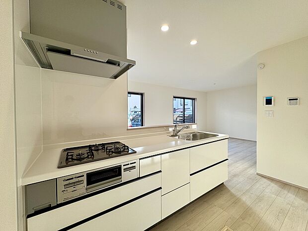 お洒落な対面キッチン。家族との会話を楽しみながら料理ができます。