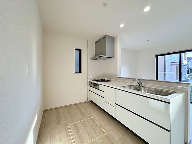 広いワークトップやグリル付き3口コンロを備え、毎日の家事もスムーズに。