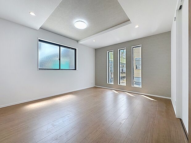 施工例:高い天井と窓の配置が生む開放感。自然光と風が心地よく、家族みんなが快適に過ごせます。