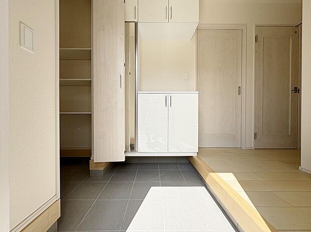 ~ぜひ現地をご確認下さい~玄関は訪問者に暖かさと歓迎感を与える重要な場所。美しいデザインと機能性を備え、安全性を確保して心地よい出入り口を提供します。