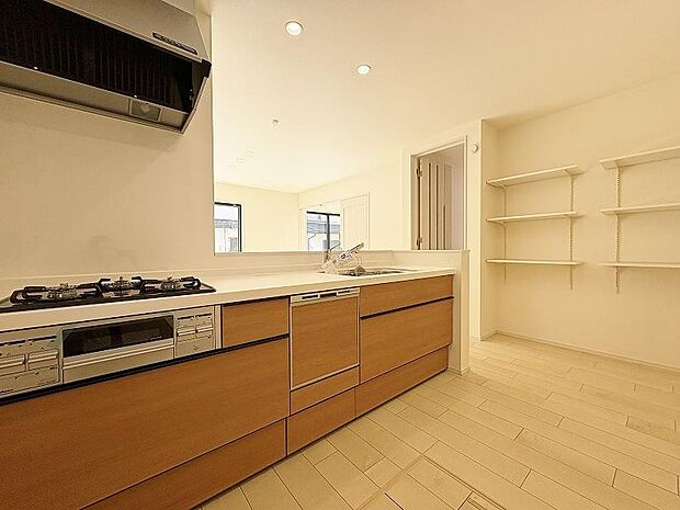 手元の収納から、足元の収納までが全てスライド式で、奥のスペースまで有効に活用できます。奥まで上から見渡せるので、たまにしか使わない調理器具もサッと取出せます。