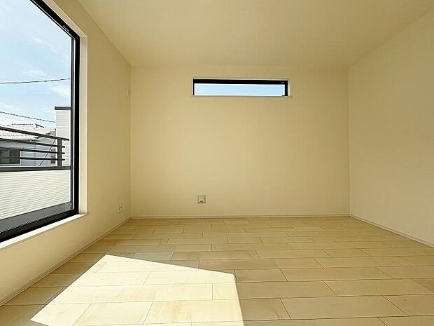 自然光が豊かに差し込む空間で落ち着いた雰囲気を演出しております。この居室で過ごす時間は、心地よさと安らぎを感じる特別な時間となります。