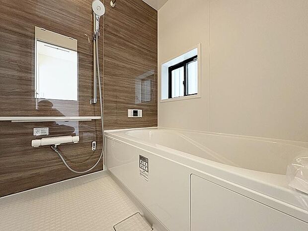 足を伸ばせる浴槽・ワンタッチでお湯張や追焚が出来るオートバスで1日の疲れも快適にリフレッシュ。雨のお洗濯に威力を発揮する浴室換気乾燥機付きでございます。