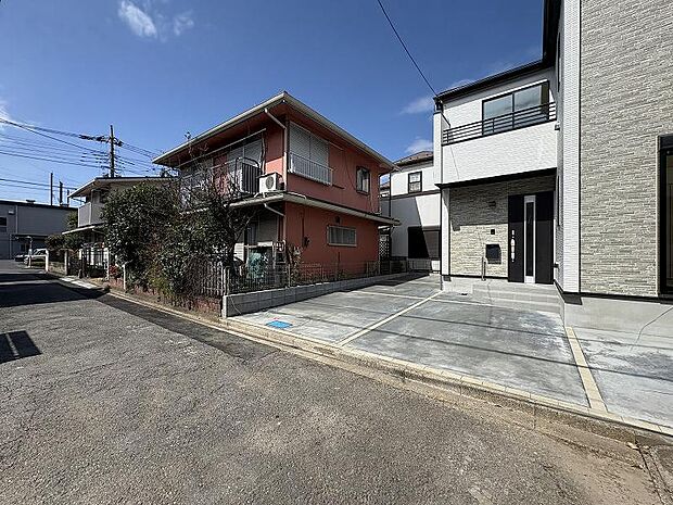 自然色の外壁や綺麗に整えられているエクステリアに目を引きます。家の建物自体がしっかりとした構造で、安心と耐久性が感じられます。人々は通り過ぎるたびに、家の魅力に引かれ心躍る気持ちになります。