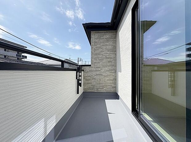 リラックスできる贅沢な場所。自然の風や光を取り入れて素晴らしい景色を楽しむことが出来ます。屋外で植物栽培や多利用でき新鮮な空気や自然光を取り入れながら室内とのつながりをご確認頂けます。