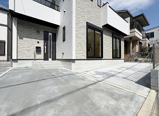 ひろびろとしたカースペース。前面道路の幅も広いので駐車もしやすいです。