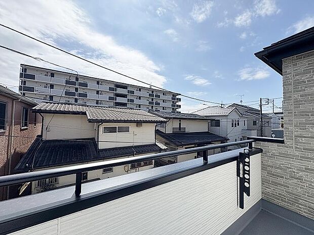 洗練された佇まいはいつまでも輝き続けていつしか街の風景に溶け込んでいきます。住戸からの眺望の良さは、美しい景色や自然の美しさを日常に取り込み心を癒し穏やかな気分で素敵な雰囲気をご確認頂けます。