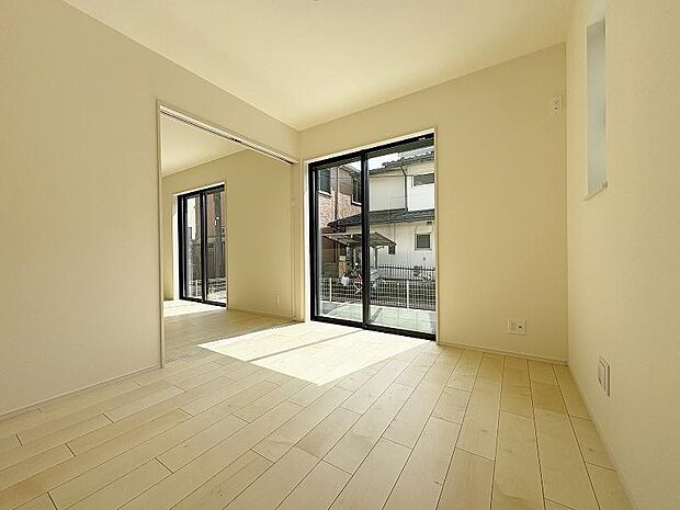 自然光が豊かに差し込む空間で落ち着いた雰囲気を演出しております。この居室で過ごす時間は、心地よさと安らぎを感じる特別な時間となります。