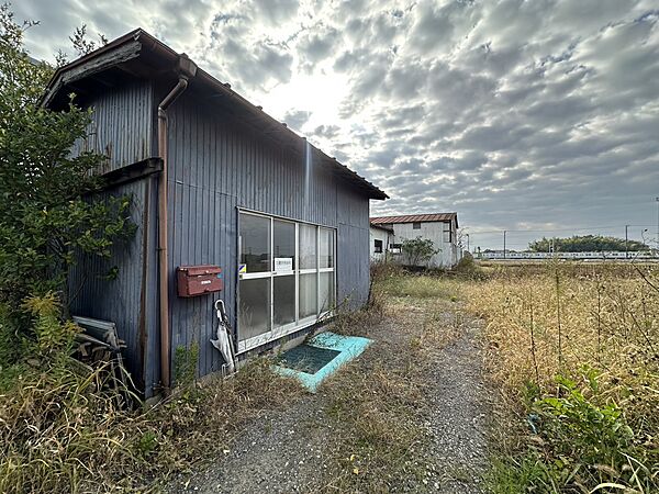敷地内に大きな倉庫があります