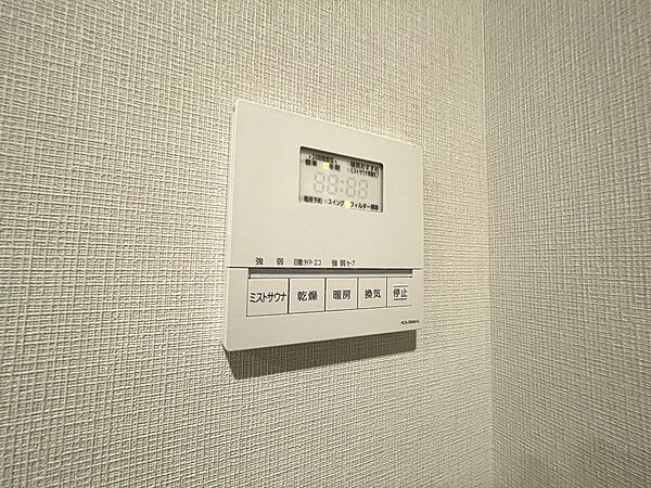 便利な浴室暖房換気乾燥機です。衣服を干したり、寒い日はお風呂に入る前に暖めるなど、様々活用できます。