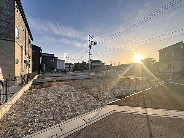 8号棟。小学校&中学校近くお子さま通学安心。買い物施設が点在する暮らしやすいロケーション。2025年11月中旬