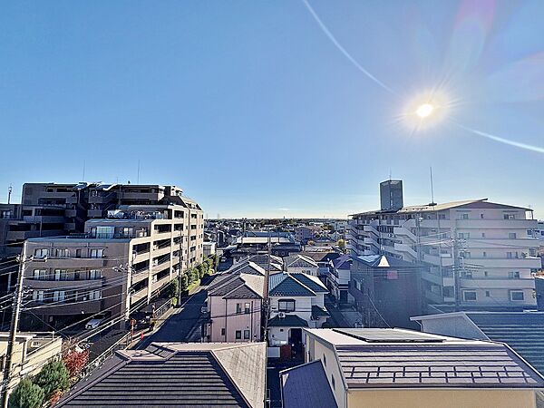 青い空と輝く太陽が広がる開放的な眺望が魅力。陽光が降り注ぐ明るい住まいは、家族の笑顔が自然と集まる理想の環境です。