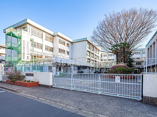 練馬区立関中学校 700m