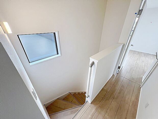 手擦りがつく階段はご年配の方やお子様には安心安全な仕様となっております。