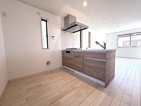 ～住まいを司る空間～私達がおすすめする空間。住まいの空間の中ですべてを司る空間はキッチンです。住空間の中心となる住まいのコックピットは住まわれる人たちが寛ぐリビングのすぐそばにいつも存在します。