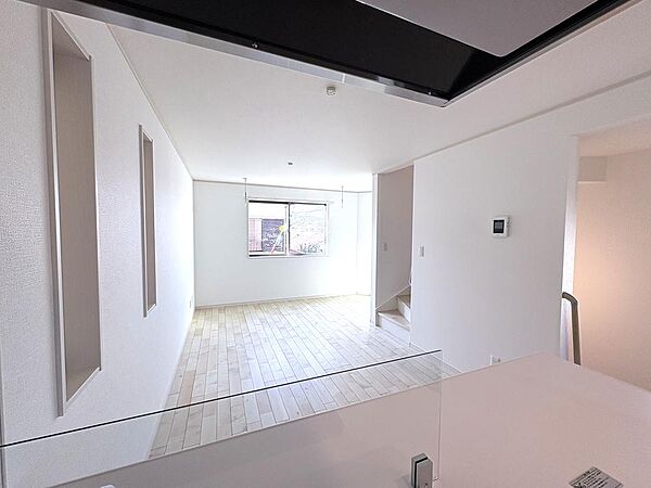 ～キッチンから繋がる～これはキッチンに立つ方の目線です。「住まい」の拠点となるリビングはながい時を過ごす中で大切な空間です。家族との思い出がたくさん綴られる「住まい」の空間でいちばん大好きな空間となり