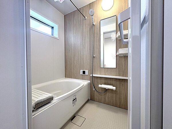 ～浴室乾燥機付きバスルーム～ホワイトを基調に木目調のアクセントパネルを施した高級感あふれるバスルームがあなたの1日の疲れをしっかりと流してくれる事間違いなし。煌びやかに輝くシルバーのシャワーヘッドが浴