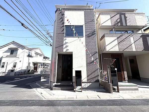 ～角地の開放感～空間を齎した配置設計の「住まい」爽やかな風が舞い込み、陽光眩しく差し込む居住空間で得られる日常生活のリズム。空間という時を経ても変わらない安心がここにあります。