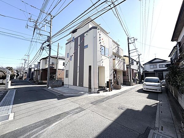 ～角地の開放感～空間を齎した配置設計の「住まい」爽やかな風が舞い込み、陽光眩しく差し込む居住空間で得られる日常生活のリズム。空間という時を経ても変わらない安心がここにあります。