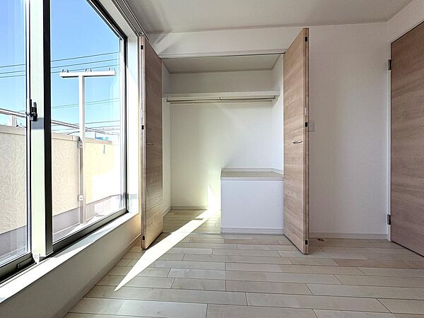 ～居室には独自の拘りを～角居室はホワイトを基調としたシンプルなつくりになっております。自分だけの空間はあなたのセンスと好みで彩を加えられるように設計してあります。自分好みの色・柄の家具やカーテンをチョ