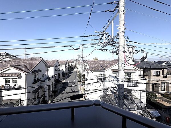 ～解放感のバルコニー～バルコニーからみる景色は解放感たっぷりです。陽を浴びてから気持ちよく朝食が摂れます。閑静な住宅街を一望できます。