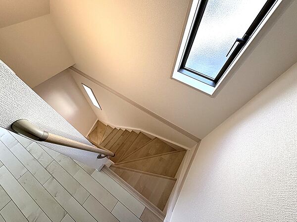 ～家族を繋ぐリビングイン階段～住まいの中心となるリビングに階段を採用する事により、住まわれる人の動線を繋ぎ住まわれる人の通過点となり、すれ違いになりがちな生活の中で必ず顔を合わせ事のできる間取り設計と