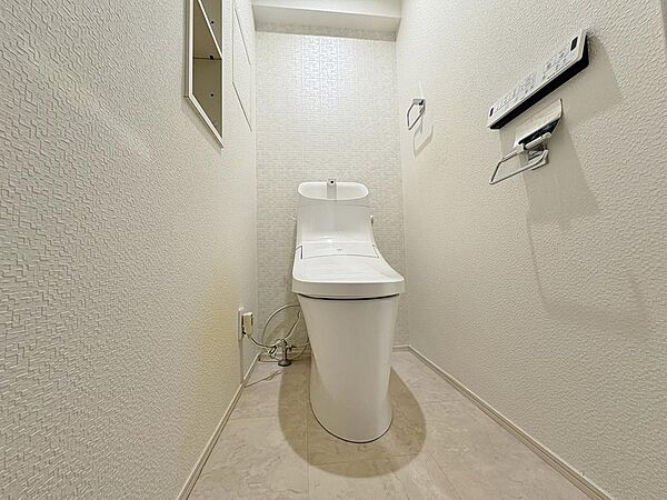 ～落ち着く一時～トイレは以前に新規交換済み、白をベースに変貌を遂げた空間は落ち着く場です。収納BOXとウォシュレット付き、高級感と清潔感もプラスされてます。