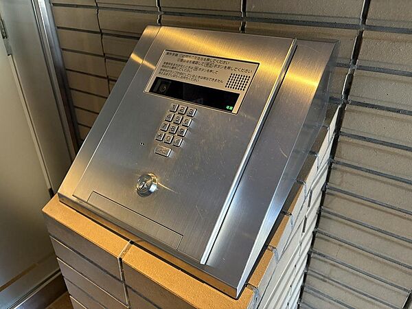 オートロックが有るか無いかで防犯性に大きな違いがあります。エントランスと玄関の二か所での防犯は空き巣や不審者だけでなく、訪問販売などもシャットアウト出来ます。