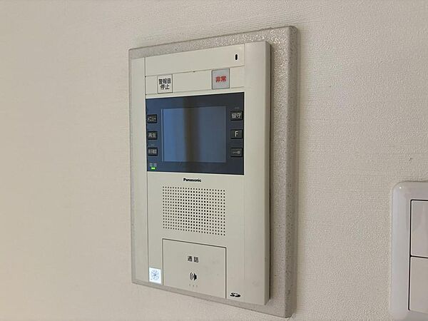 「見える安心」をカタチにしました。誰が来てもわかる様にモニター付きインターホンを設置。家事導線を考慮した個所に設置し、防犯性と利便性に優れ快適と安らぎを合わせた優しい設計。