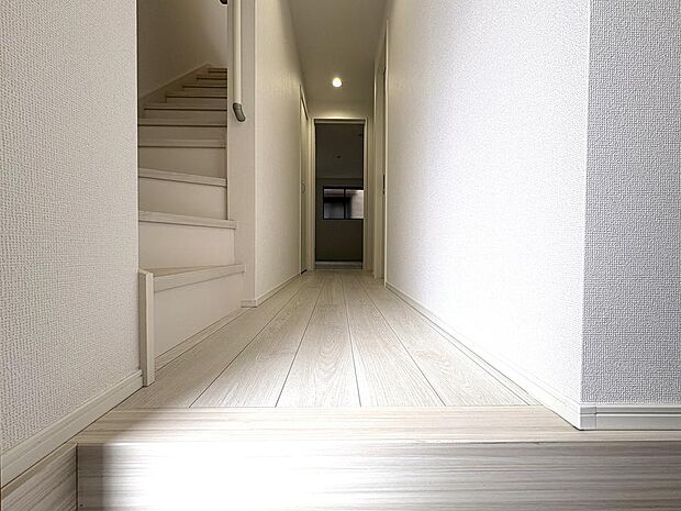 ~吸い込まれるような奥行き~玄関扉を開ければまず目に入るのがホール。奥行きを感じる事ができ思わず吸い込まれるような感覚になります。