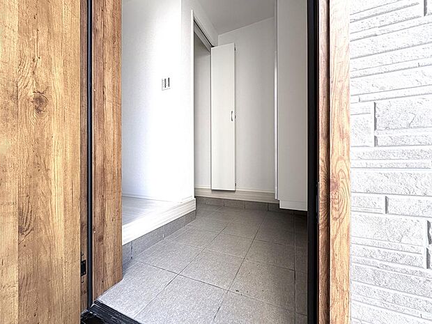 ~最近のトレンドはまずこれ~昨今注文住宅でも人気なのが土間敷収納。玄関脇に室内に持ち込みたくはないけど外には置きたくないものを置けます。