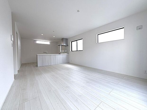 ~家族みんなの空間~休日はリビングに家族が集まりのんびりと過ごす。ダイニングスペースとリビングと分けてもちょうどよい大きさなので動線もGOODです。