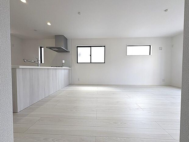 ~寛ぎの空間~対面型のキッチン・リビング・ダイニングは家族を繋ぐ設計です。寛ぎと家族の空間を生みだします。18帖以上のLDKは生活のイメージが付きやすくまとまりのある居住空間なります。