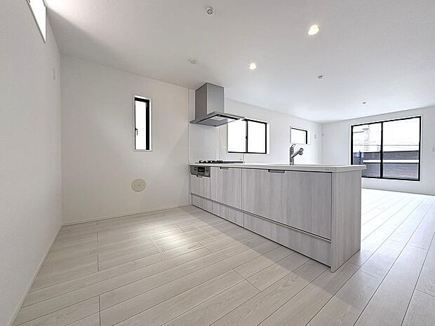 ~住まいを司る空間~私達がおすすめする空間。住まいの空間の中ですべてを司る空間はキッチンです。住空間の中心となる住まいのコックピットは住まわれる人たちが寛ぐリビングのすぐそばにいつも存在します。