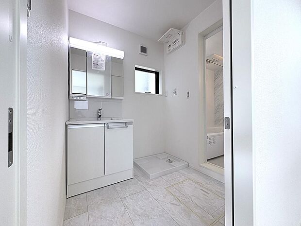 ~清潔感×高級感~洗面室はホワイトを基調にしており清潔感と高級感をもたらします。1日のはじまりはここで身なりを整えてテンションUP。浴室乾燥器のおかげで浴室よりくる湿気対策もばっちりです。