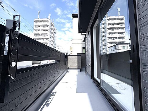 ~ふと陽の長さを感じます~バルコニーからみる景色は解放感。起床後に陽を浴びて気持ちよく朝食が摂れます。ご帰宅される頃には夕陽を浴びる事ができます。その瞬間ふと陽の長さを感じる事ができるでしょう。