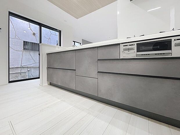 〜ママさんの目線〜家事動線も大切ですが、その中心であるキッチンスペースからのリビングや続間のお部屋間で目が届くと何かと安心です。特に小さなお子様がいるご家庭では望まれる間取り設計です。