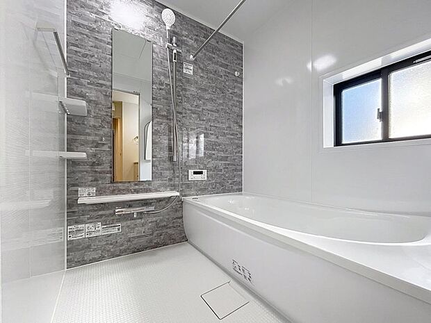 athroomユニットバスはもちろん1坪タイプのゆったりサイズで、採光換気用小窓も付いて、浴室乾燥暖房機も付いておりますので、冬場でも浴室をポカポカにしてから入浴できます。