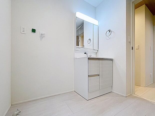 〜洗面化粧台・脱衣所〜広々とした脱衣所で採光換気窓もあります