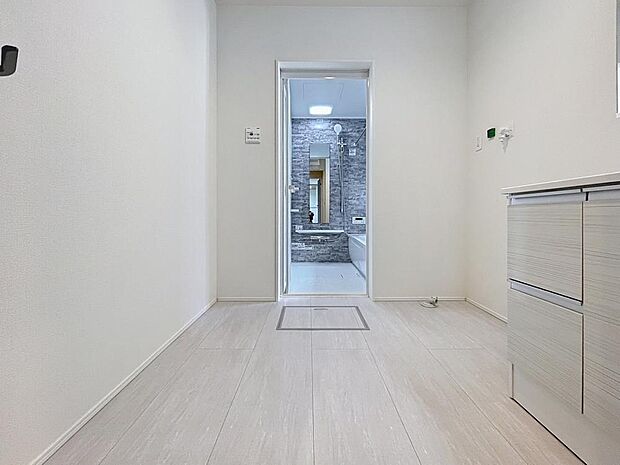 広々洗面所で毎日の身支度も快適に。家族みんなが使いやすく、朝の忙しい時間もスムーズに過ごせるゆとりの空間です。