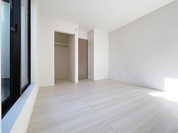 〜はじめての一人部屋〜お子様が生活する居住空間は特に大切です。ホワイトを基調とした配色で、各居室大きなクローク付き、風と光が入る大きな窓、快適で清潔な空間に住まうことで、落ち着く穏やかな生活が送れ