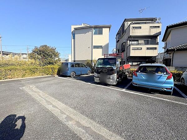 平置き駐車場1台分の専用使用権がついております。月額4000円が別途使用料としてかかります。区画はNO．55（奥から三番目）