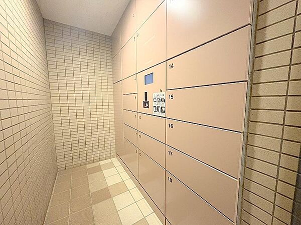 不在時にも荷物の受け取りができる宅配ボックス設置済です。