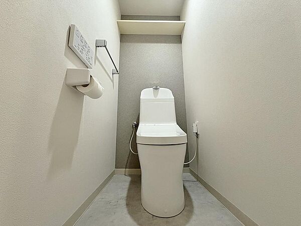 ～落ち着く一時～トイレ新規交換、白をベースに変貌を遂げた空間は落ち着く場です。ウォシュレット付き。