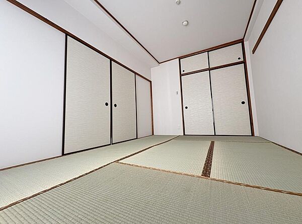 「和室6帖」リビングと隣接した和室には間仕切りの引き戸が設けられています。引き戸を開ければ空間が広く使うことができ、閉めれば独立した空間ができるので臨機応変に使用できるのが魅力です。