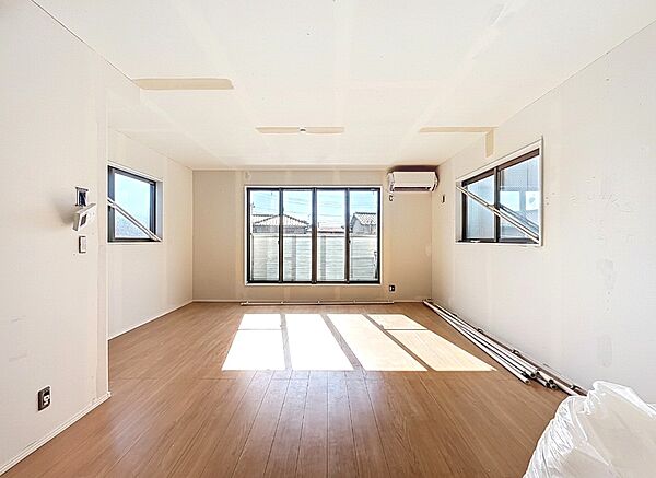明るさと広さを感じられるリビングは、日常を快適に過ごせる住まいの中心。自然と会話が生まれる、心地よい空間が広がります。