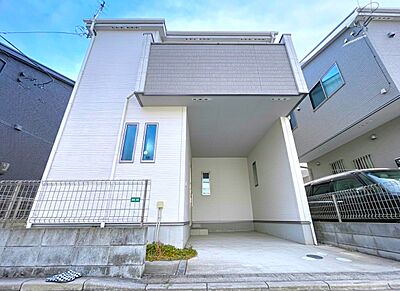外観:すっきりとしたフォルムが印象的な外観。敷地のゆとりを感じられ、日当たりや開放感にも恵まれた、住み心地の良さが伝わる一邸です。 外観:すっきりとしたフォルムが印象的な外観。敷地のゆとりを感じられ、日当たりや開放感にも恵まれた、住み心地の良さが伝わる一邸です。