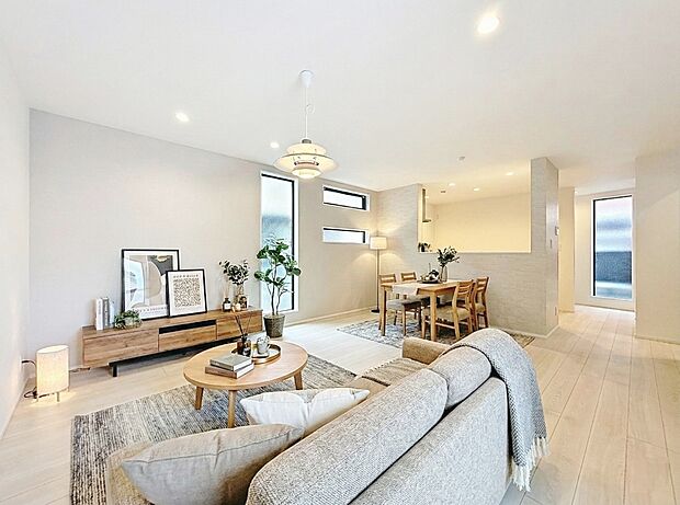 広々LDK19.3帖(現況の写真にCGによる画像処理がされております。家具・小物等はイメージです。)。