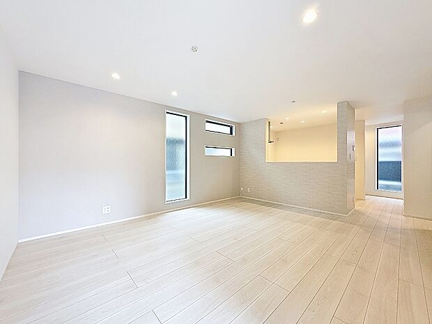 ~19.3帖の大空間~ 1階に配置されたLDKは19.30帖の開放感あふれる広さ。家族が自然と集まり、思い思いの時間を過ごせる、住まいの中心にふさわしいメインルームです。