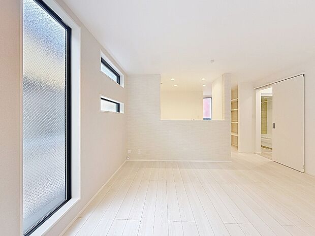 ~光溢れる憩いの場~ 白を基調とした明るい室内空間。家具のレイアウトもしやすい整形なリビングは、大きな窓から差し込む陽光が、家族の団らんを温かく包み込みます。